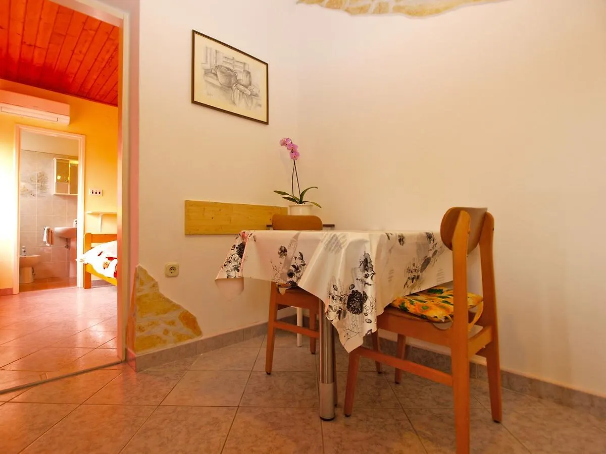 Apartments Luciano 1576 Ližnjan