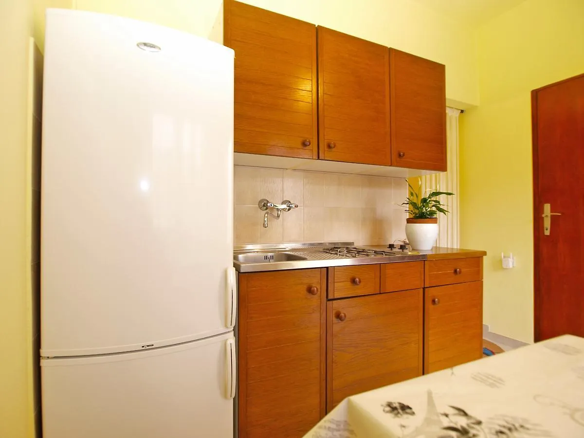 Apartments Luciano 1576 Liznjan