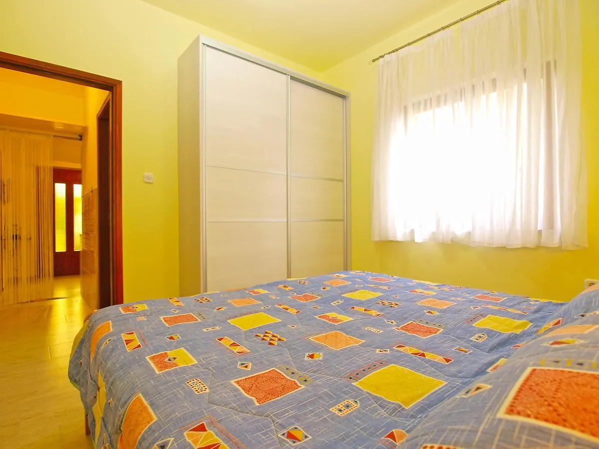 Apartments Luciano 1576 Liznjan
