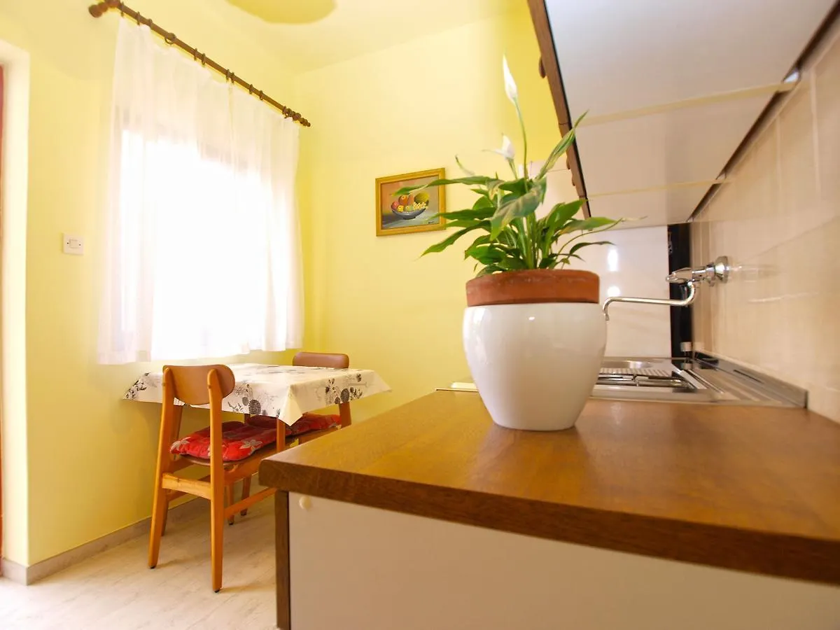 Apartments Luciano 1576 Liznjan